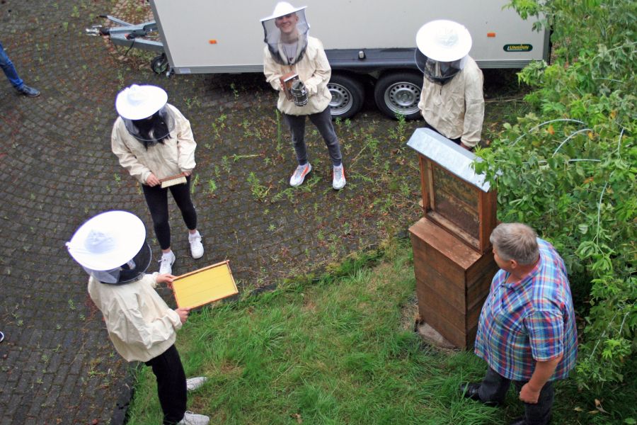 Bild: Produktion, Verarbeitung, Kalkulation oder Vermarktung – beim Praxisteil lernen die Teilnehmenden viele Berufe kennen.  Foto: Bildungs- und Integrationszentrum Kreis Paderborn